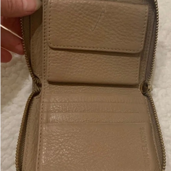♦️♦️Michael Kors Zippy Pebble Leather Wallet - Picture 4 of 4